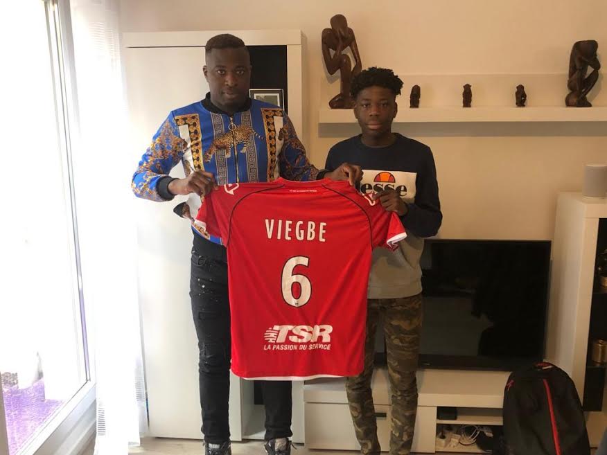Eyram VIEGBE (CFFP-2004) signe au FC Valenciennes. – Panamefoot